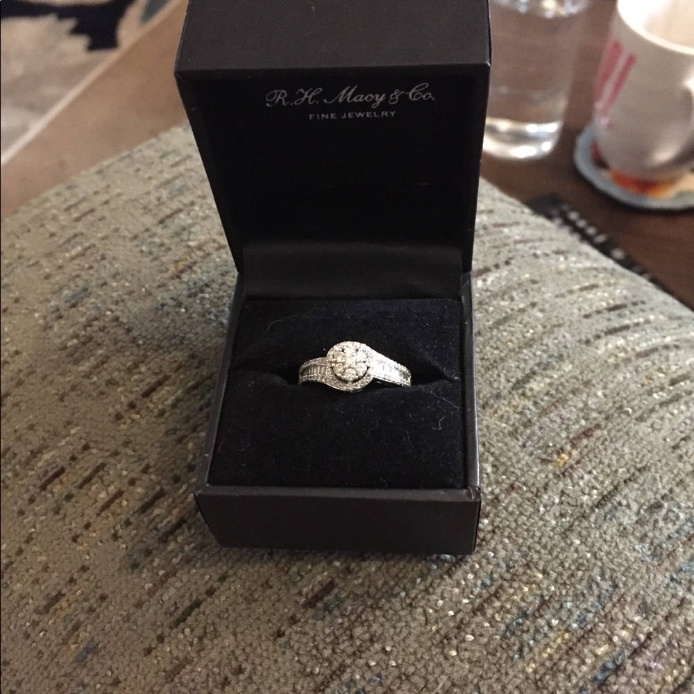 Diamond cluster ring